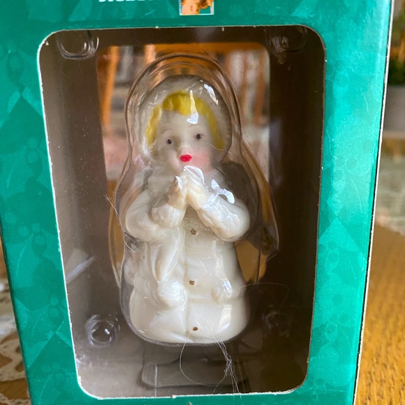 Collectible porcelain Angel figurines six piece Retired set. - Picture 4 of 9